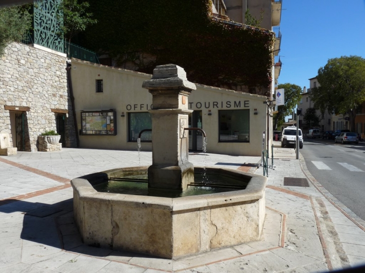 La fontaine sur la place pres de l'office de tourisme - Grimaud