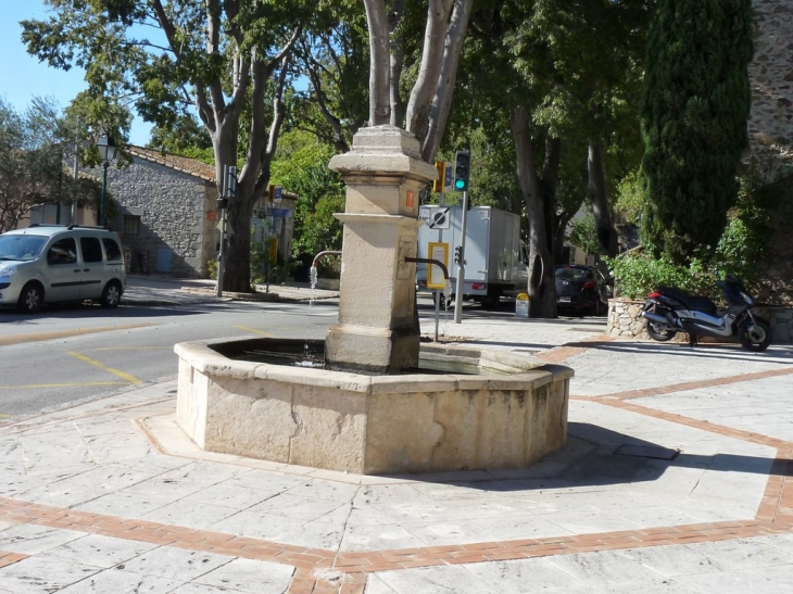La fontaine sur la place pres de l'office de tourisme - Grimaud