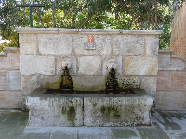 La fontaine , place des remparts - Grimaud