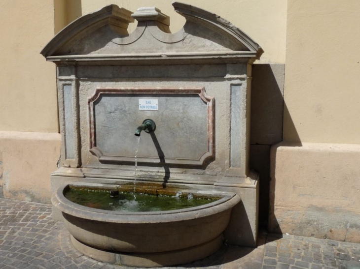 La fontaine sur la place de l'église - La Crau