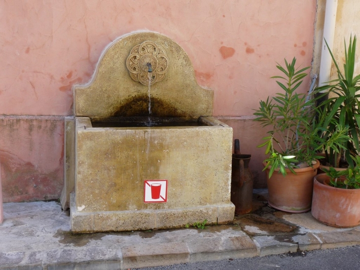 La fontaine ,rue Droite - La Garde-Freinet