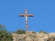 La croix surplombant le village