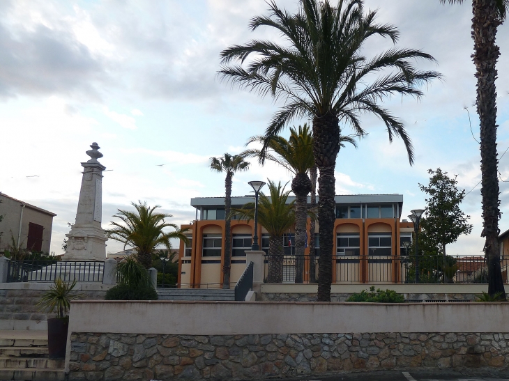 Place du 11 Novembre :: mairie et monument aux morts - La Londe-les-Maures