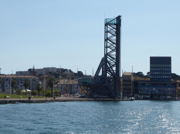 La ville et le pont levant vus de la mer - La Seyne-sur-Mer