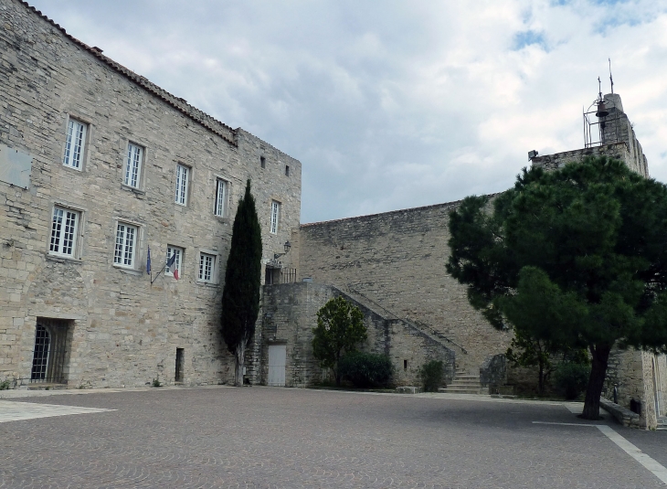 L'église et la mairie - Le Castellet