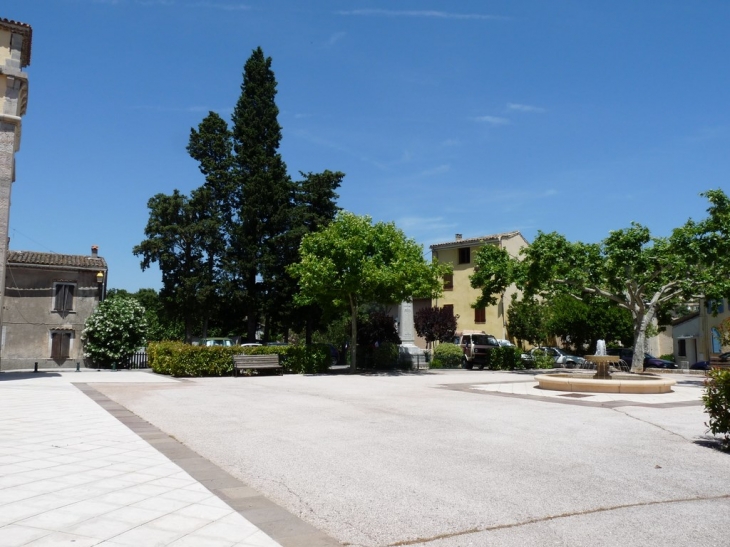 La place Sadi Carnot - Le Thoronet