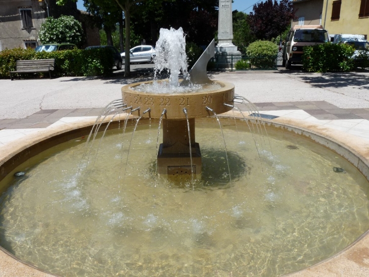 La fontaine de la place Sidi Carnot - Le Thoronet