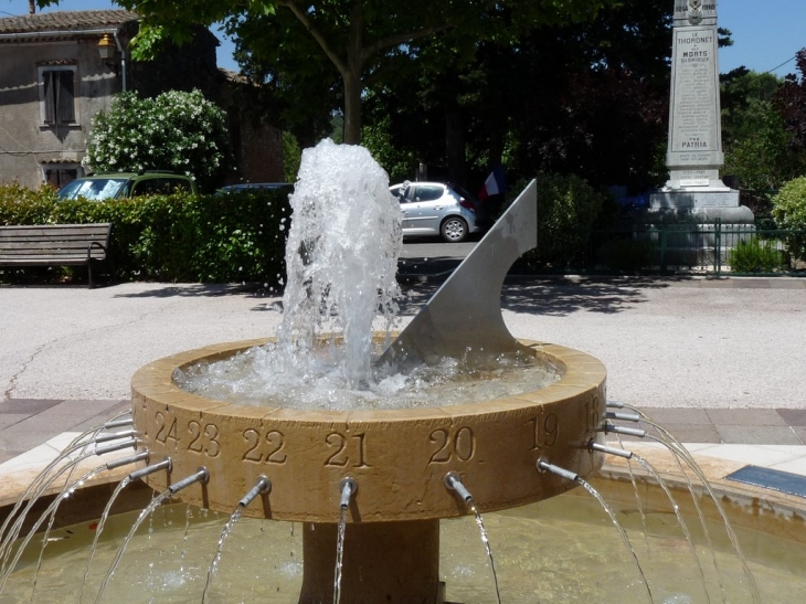 La fontaine de la place Sidi Carnot - Le Thoronet