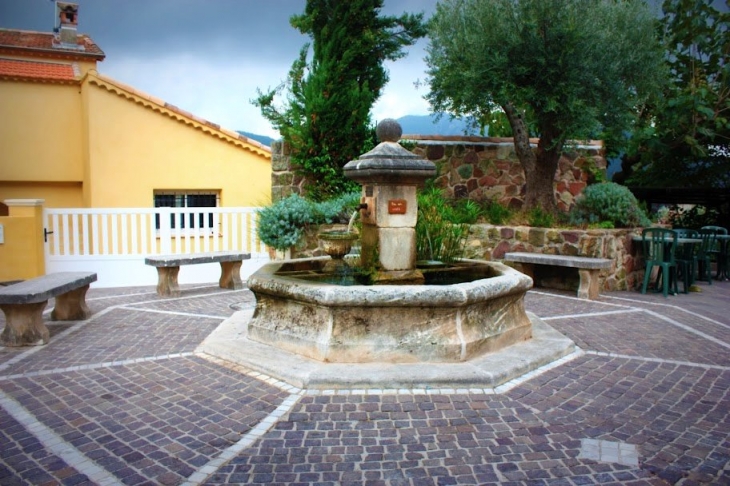 Fontaine des Adrets de l'Estérel - Les Adrets-de-l'Estérel