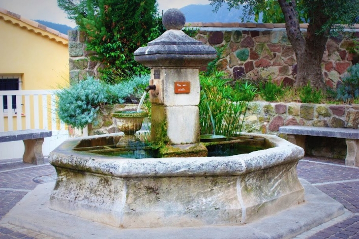 Fontaine des Adrets de l'Estérel - Les Adrets-de-l'Estérel