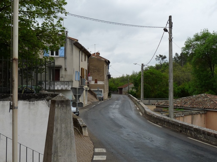 La route principale du village, D3 - Ollières