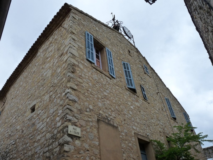 Dans le village , La tour de l'horloge - Ollières