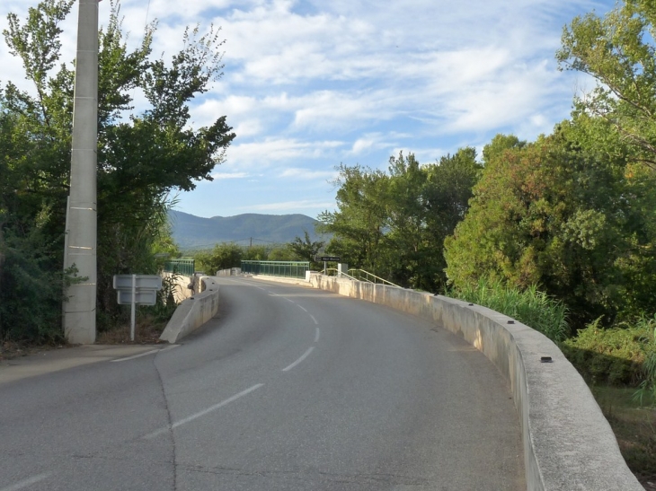 Sur la route de Puget Ville , le pont du Réal Martin - Pierrefeu-du-Var
