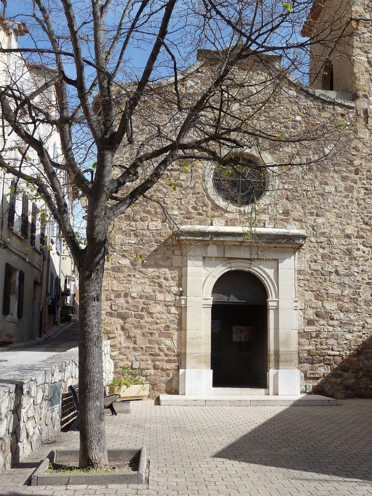L'entrée de l'église - Pierrefeu-du-Var