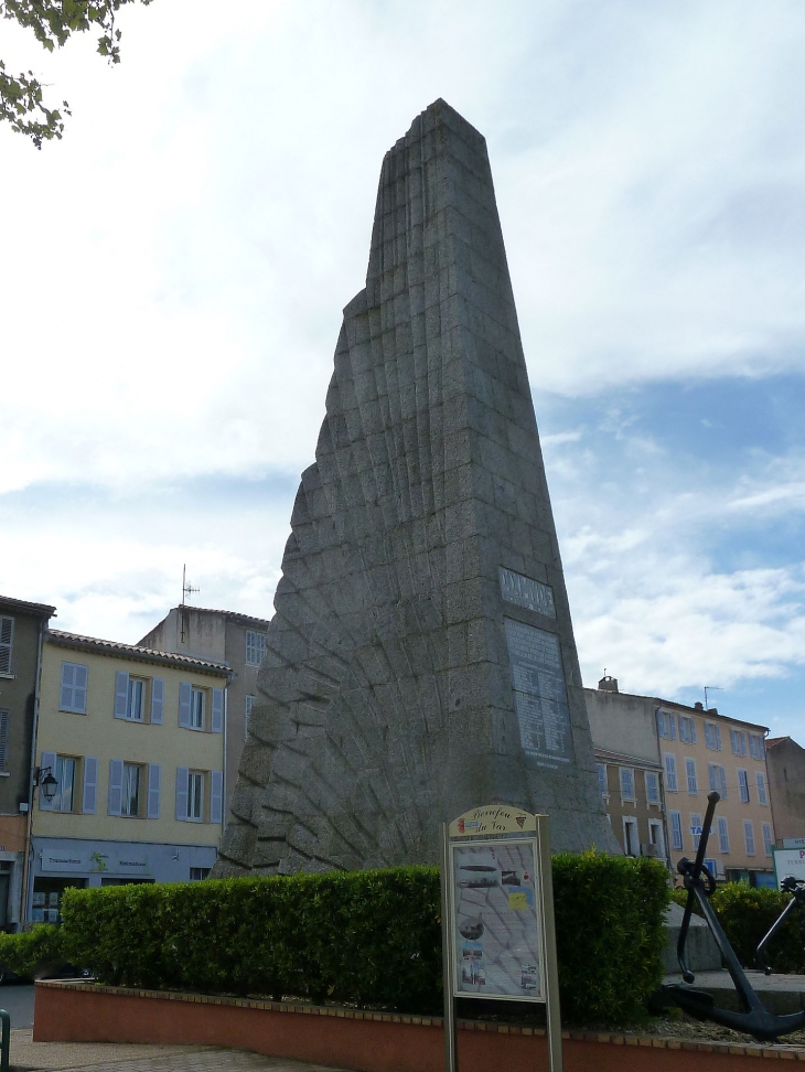 Le monument dédié au dirigeable Dixmude - Pierrefeu-du-Var