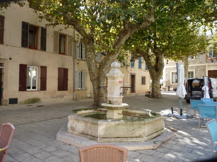 La fontaine sur la place devant la mairie - Plan-de-la-Tour