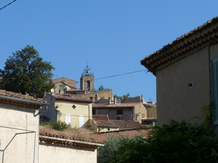 Vue sur le village et l'église - Pourrières