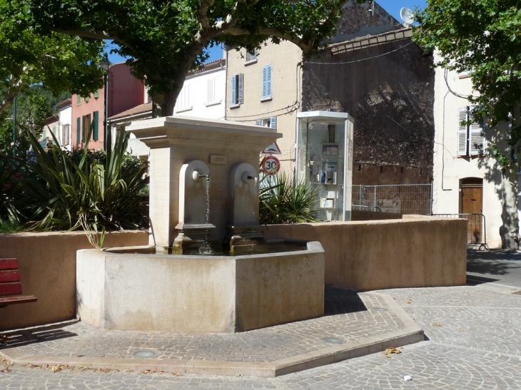 La fontaine sur le devant de l'église - Puget-Ville