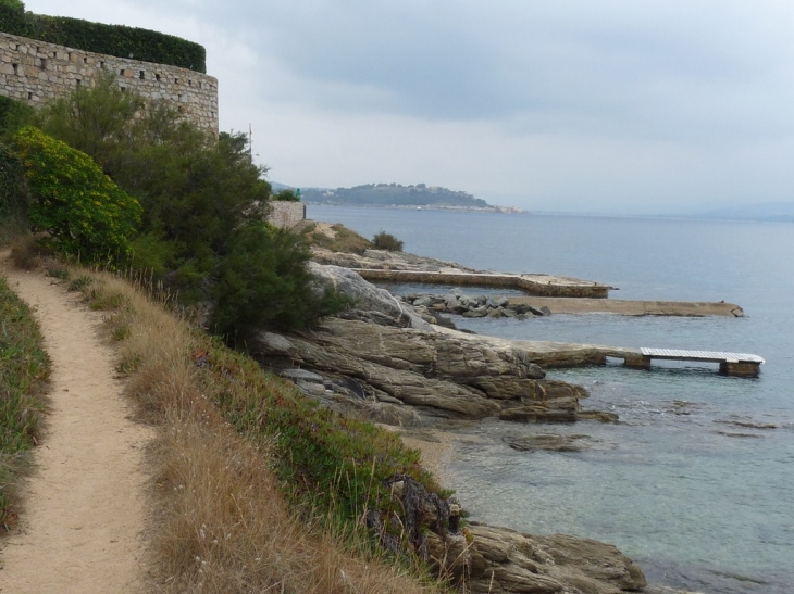 Sur le sentier du littoral, de la plage des salins à la plage de l'estagnet - Saint-Tropez