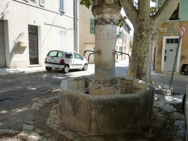 Fontaine-de-la-marianne-place-ledru-rollin - Saint-Zacharie