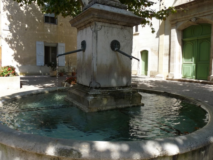 Fontaine place de l'église - Saint-Zacharie