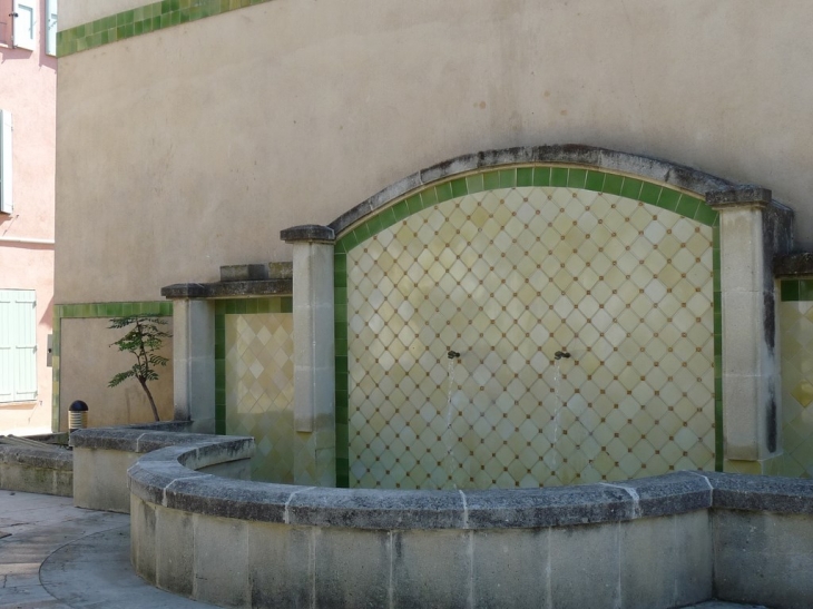 La fontaine place de la céramique - Saint-Zacharie