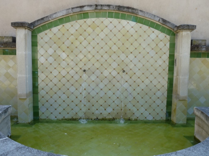 La fontaine place de la céramique - Saint-Zacharie