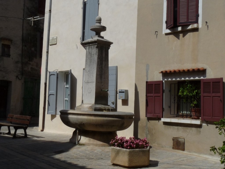 La fontaine place de La Maintenance - Saint-Zacharie