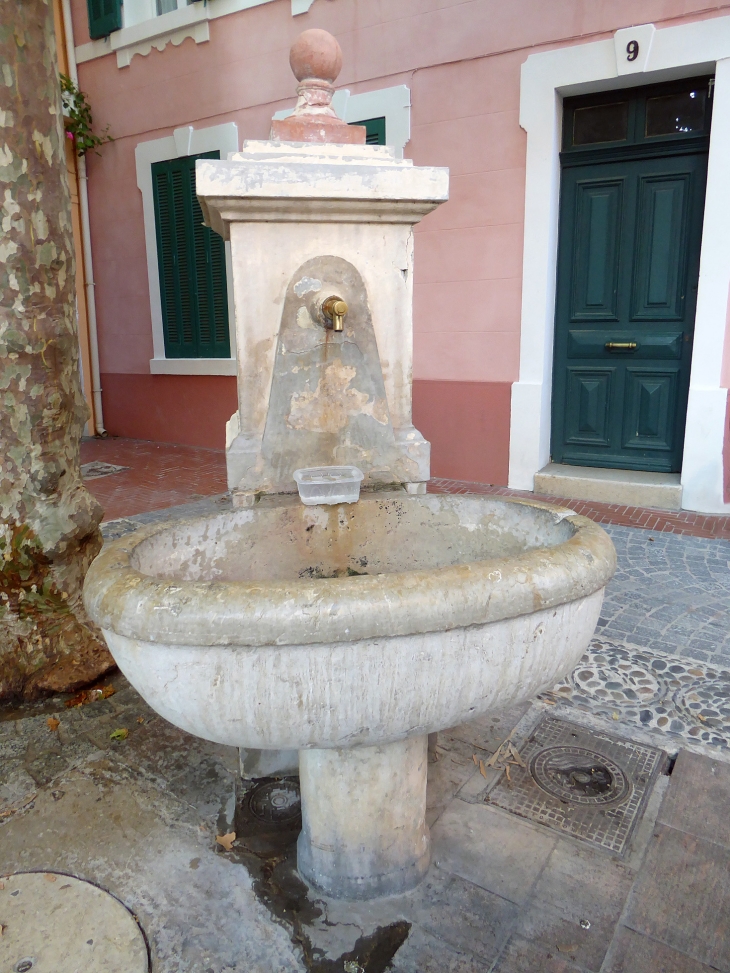 Fontaine sur la placette - Sanary-sur-Mer
