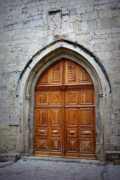 Porte de l'église de Seillans