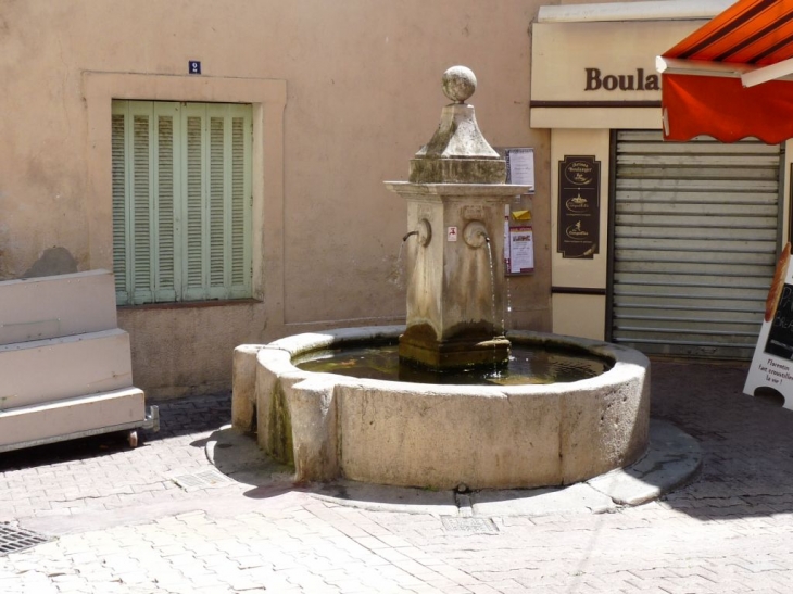 Fontaine de la rue des écoles - Solliès-Toucas