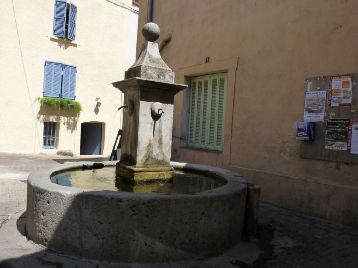 Fontaine de la rue des écoles--1833 - Solliès-Toucas