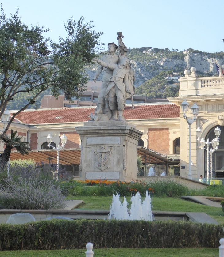 Fontaine devant la statue des Mobiles - Toulon