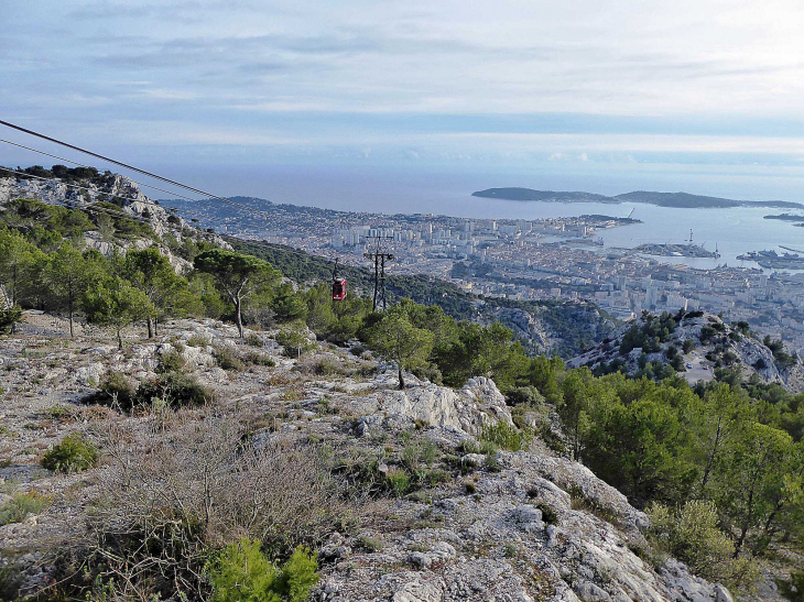 La ville et la rade vues du téléphérique - Toulon