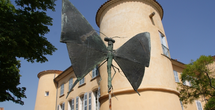 Mairie-chateau-communal-16-em-siecle ( en premier plan sculpture de Bernard Buffet ) - Tourtour