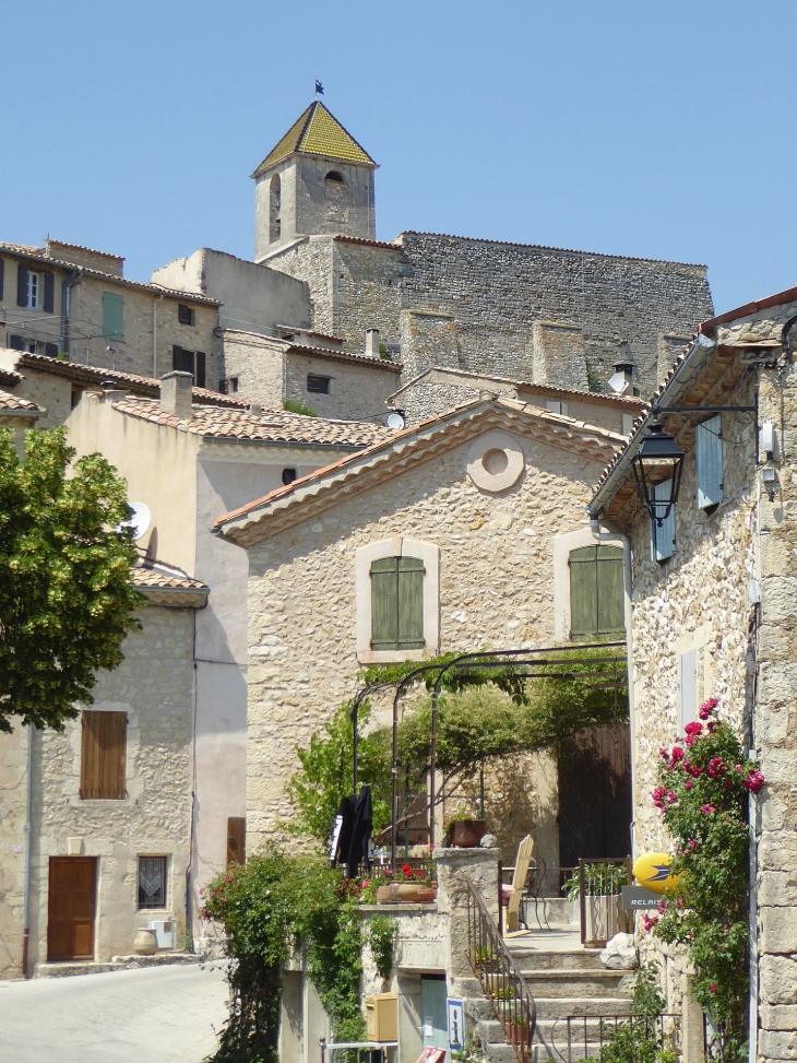 L'église dominant le village - Aurel