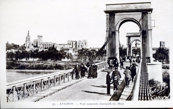 Pont suspendu (Inauguré en 1809), vers 1920 (carte postale ancienne). - Avignon