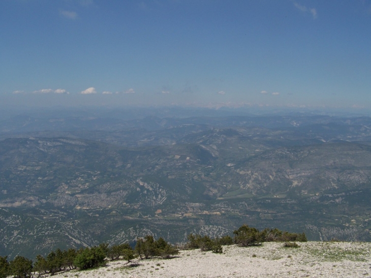 Magnifique poste d'observation : sommet du Ventoux vers la chîne alpine - Bédoin