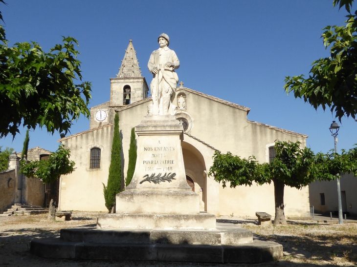 L'église et le monument aux morts - Cabrières-d'Avignon