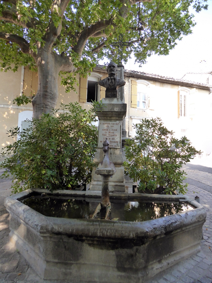 Le monument à Alphonse Tavan fondateur du Félibrige - Châteauneuf-de-Gadagne