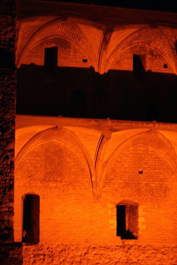 Le château éclairé la nuit - Châteauneuf-du-Pape