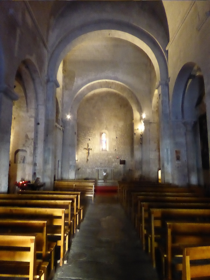 Dans l'église - Fontaine-de-Vaucluse
