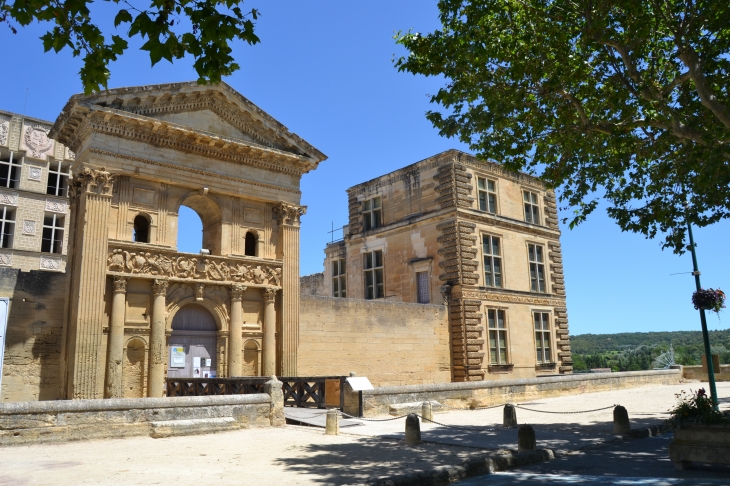   Château De La Tour-D'Aigues 11 Em Siècle 