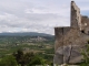 Photo suivante de Lacoste Le château, au fond, le village de Bonnieux