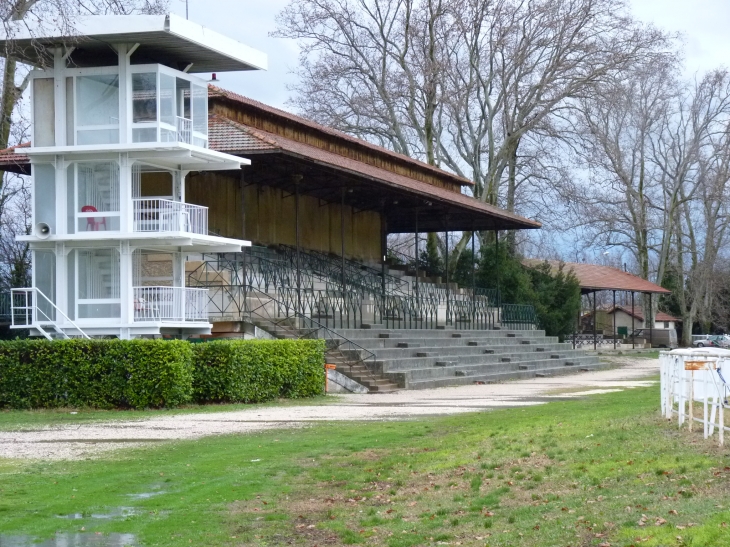 Hippodrome Roberty - les tribunes du champ de course sont classées au patrimoine national - Le Pontet