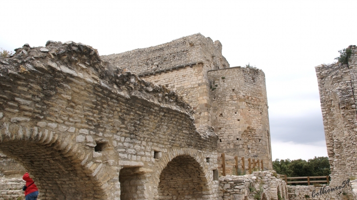 Monastére fortifié de Thouzon commune de Le Thor