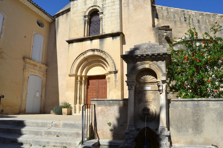  :église Saint-André 11 Em Siècle ( Fontaine 1849 ) - Lourmarin