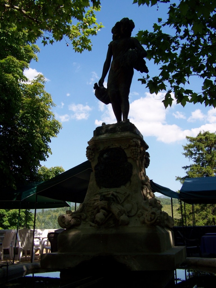 Fontaine surmontée d'une statue de bronze, allégorie de La Nesque - Monieux