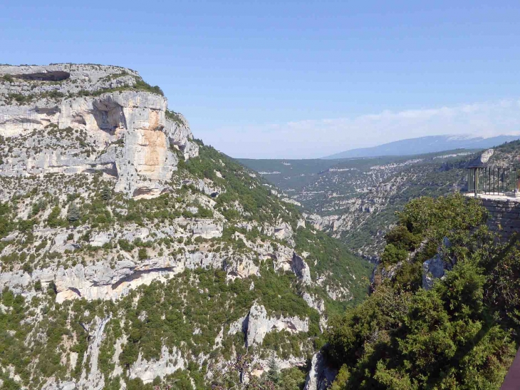 Les gorges de la Nesque : belvédère de Castelleras et rocher du Cire - Monieux