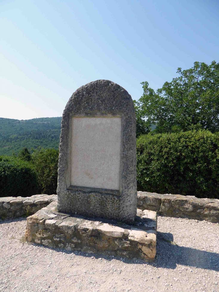 Les gorges de la Nesque : belvédère de Castelleras, stèle en hommage à Mistral - Monieux